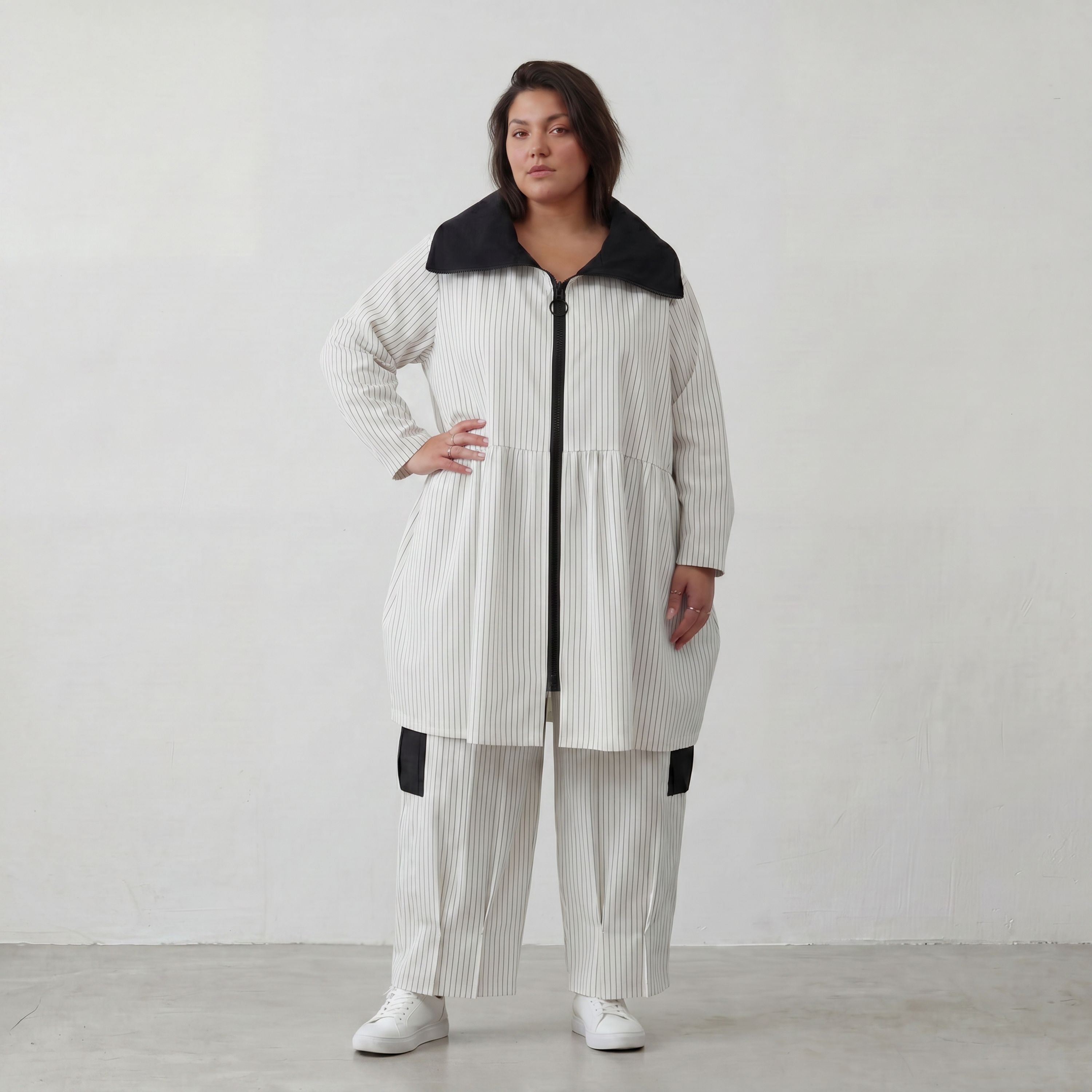 Elegante Ballonjacke aus fließendem Bengaline Stretch mit Hemdkragen in Schwarz und Weiß
