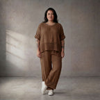 Braune Leinenhose leger Oversize zeitlos Look mit Elastikbund und feinen Strickdetails