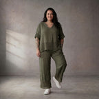 Zeitlose Khaki Leinenhose im entspannten Lagenlook mit besonderem Strickdetail Oversize