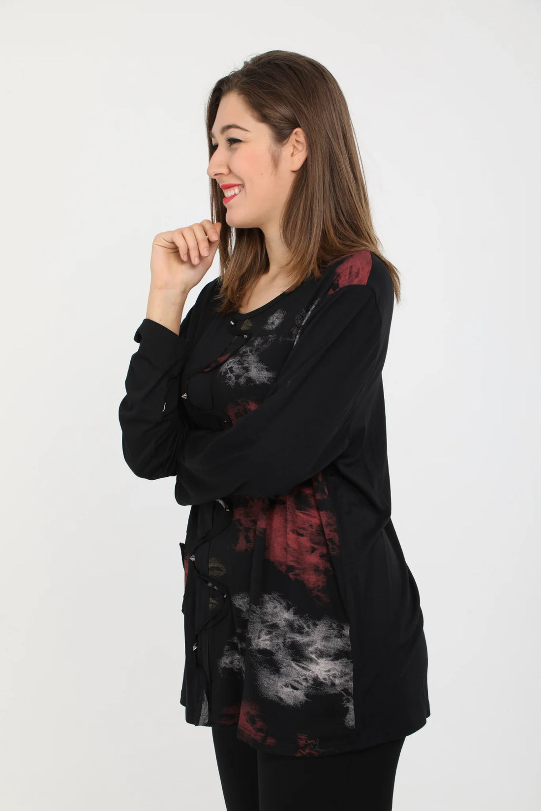  Elegantes Viskose-Shirt in Schwarz mit grafischen Mustern und Nietenapplikationen für Curvy Fashion