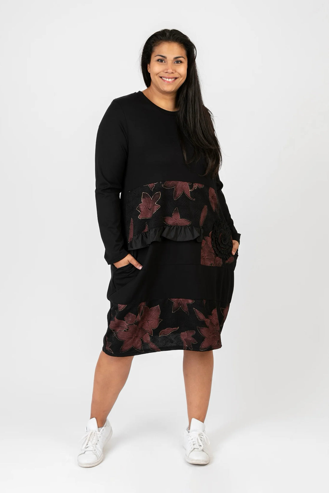  Elegantes Kleid in Schwarz-Rot mit floralem Muster für Plus Size und Curvy Mode, Viskose Jersey