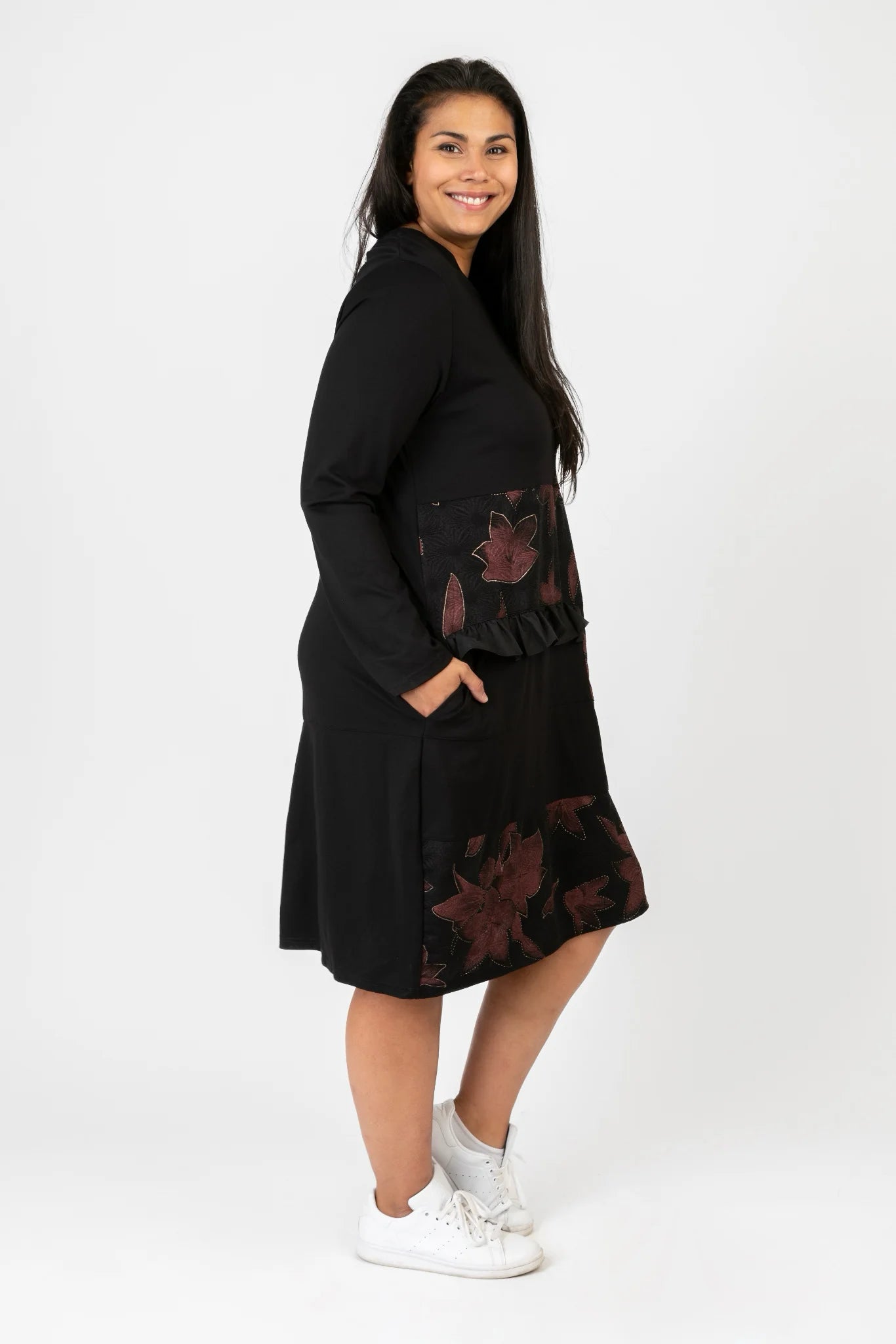  Pomme Rouge Kleid in gerader Form, aus Viskose, C6623, Schwarz-Rot, Blumen, Schick
