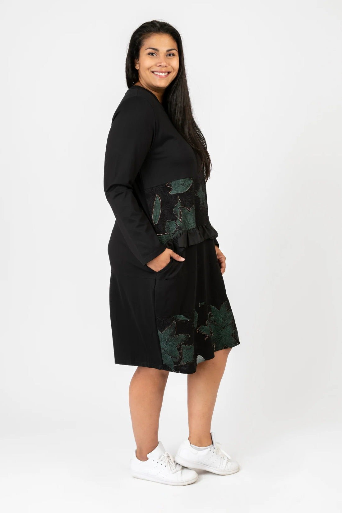  Elegantes schwarzes Kleid mit stilvollem Blumenmuster, perfekt für curvy und Plus Size Mode