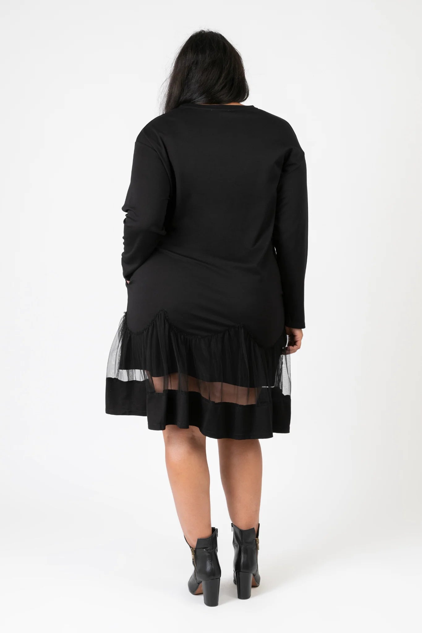  Modernes Langarmkleid in Schwarz-Multi mit Buchstaben-Muster für legere Anlässe in Curvy-Größen