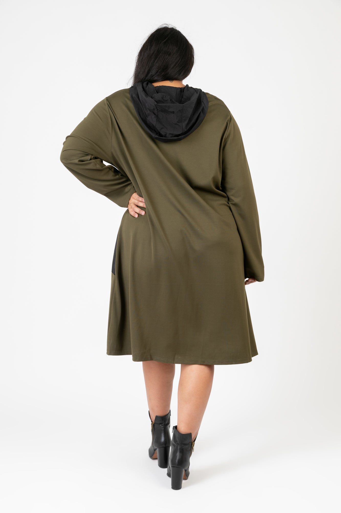  Pomme Rouge Kleid in gerader Form, aus Viskose, C6635, Khaki-Schwarz, Muster, Schick