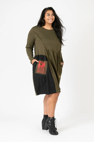  Vielseitiges Plus Size Kleid in Khaki-Multi mit Rundhalsausschnitt und kreativen Applikationen