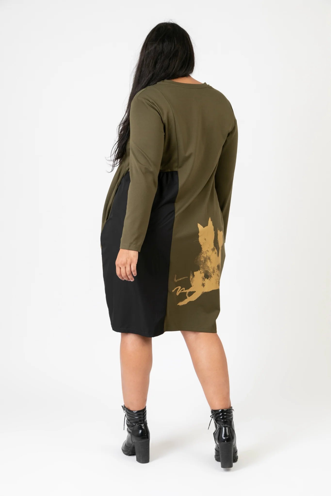  Vielseitiges Plus Size Kleid in Khaki-Multi mit Rundhalsausschnitt und kreativen Applikationen