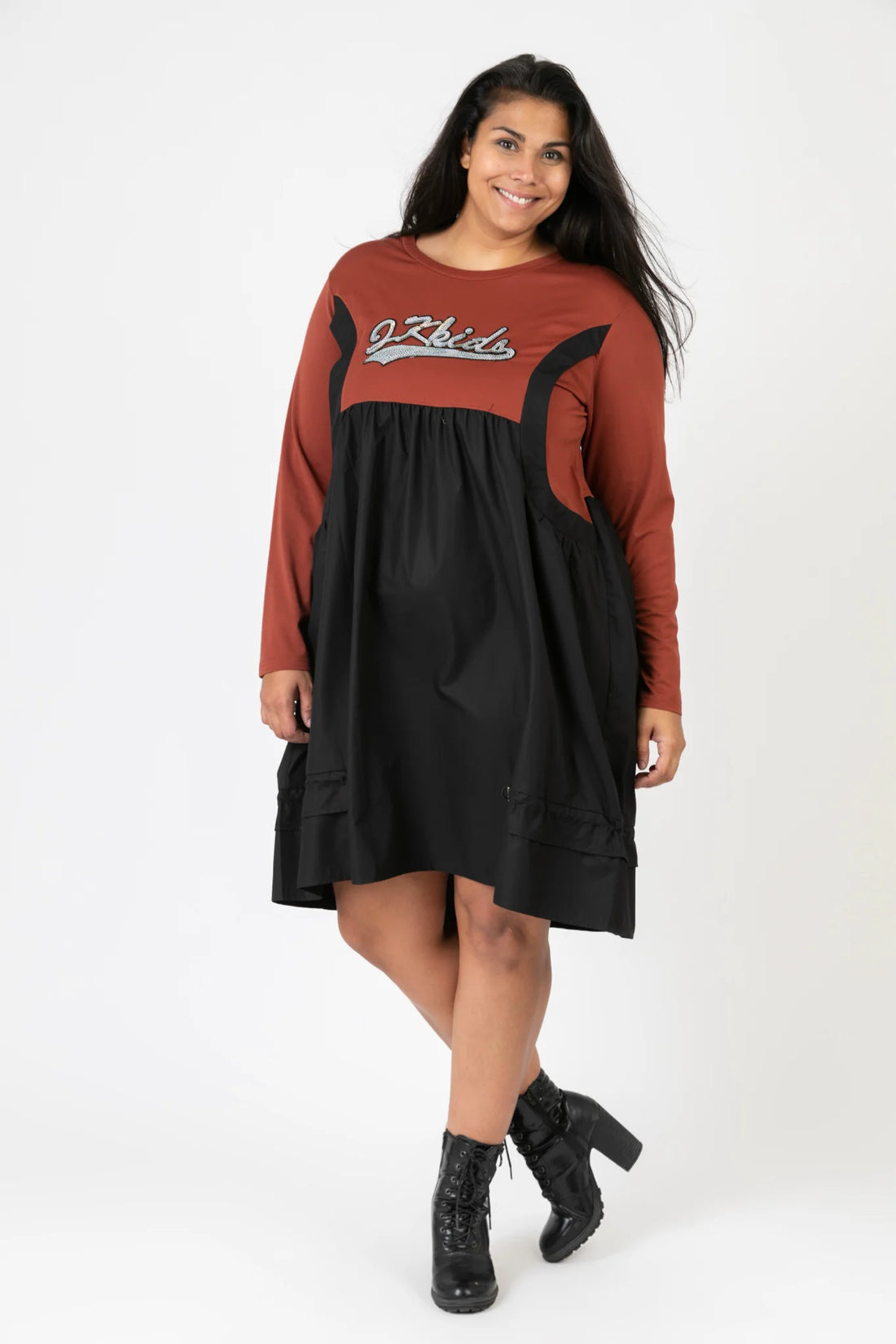  Kleid von Pomme Rouge aus Viskose in gerader Form, C6652, Rost-Schwarz-Silber, Ausgefallen