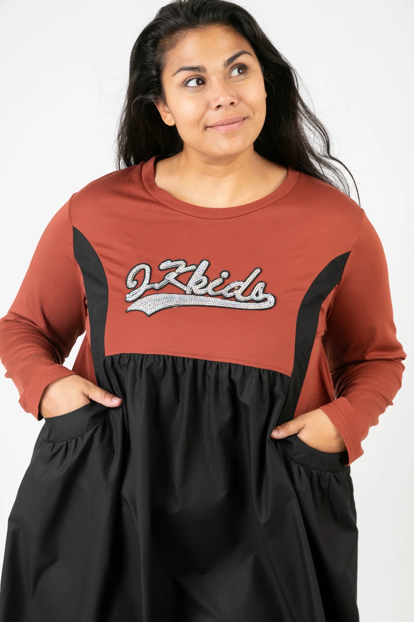  Elegantes Viskose-Kleid mit Buchstabenprint und Glitzer-Applikationen für Herbst und Winter