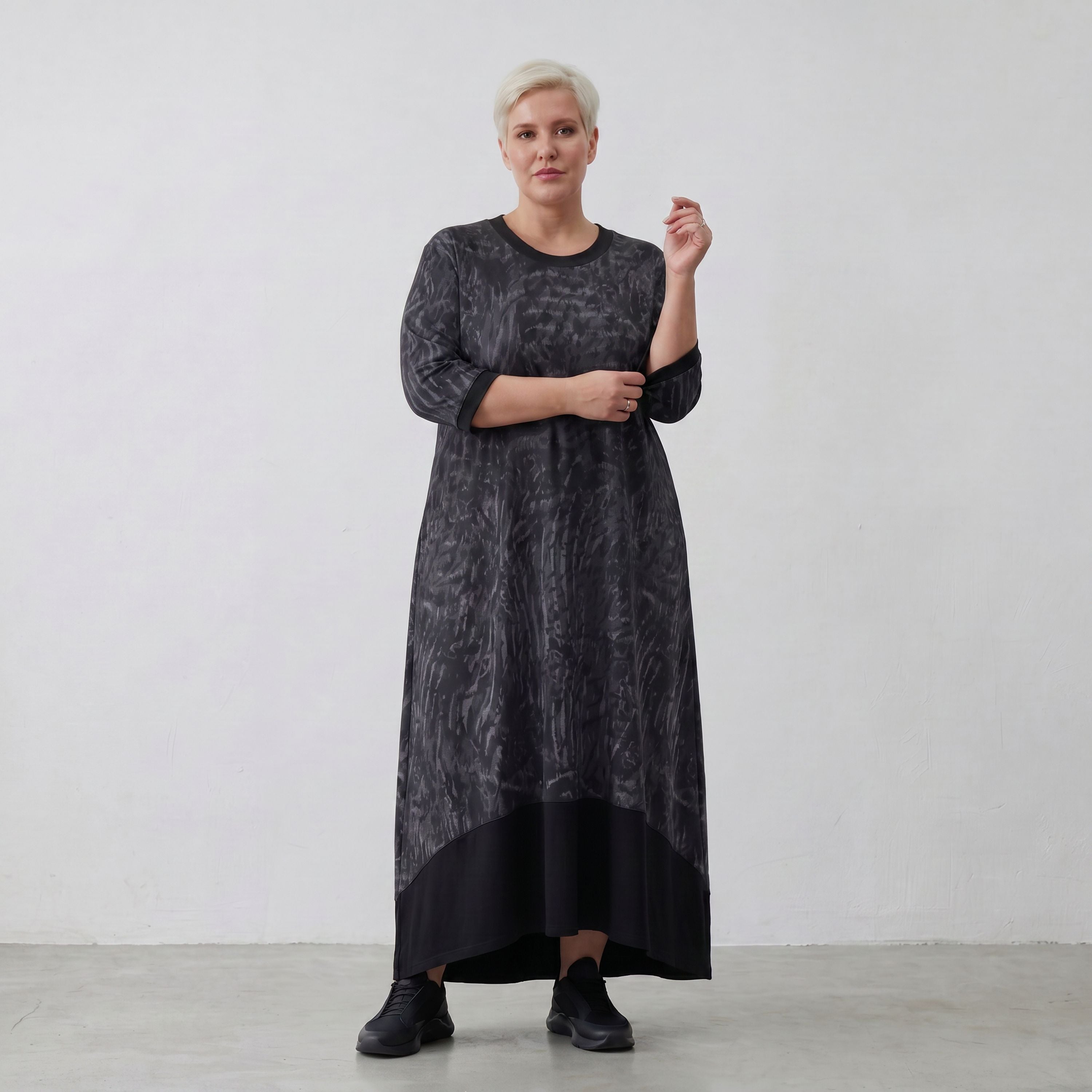 Kleid dunkel im Zebralook aus Travellerjersey mit 3/4-Ärmeln geradem Schnitt und Taschen