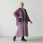 Fein gestrickte, luftig leichte Lagenlook Jacke im modernen Oversize Stil mit Memorytaft Details, Beere/Schwarz