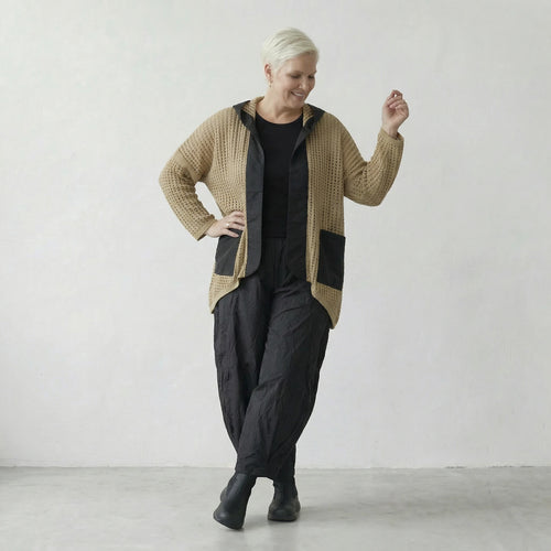 Fein gestrickte leichte Lagenlook Jacke im Oversize Stil mit Schalkragen und Memorytaft, Sand/Schwarz