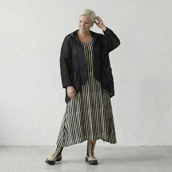 Zeitlos elegante Strickjacke im legeren Lagenlook mit feiner Lochstruktur und Memorytaft, Schwarz