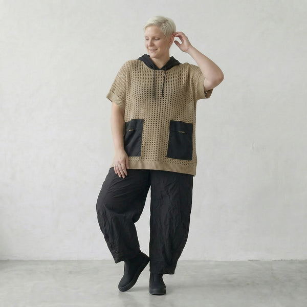 Stilvolles Oversize Shirt aus luftiger Baumwolle in ausgefallenem Lagenlook mit Kapuze, Sand/Schwarz