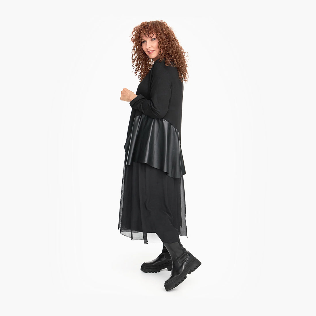  Elegantes Oversize-Kleid in klassischem Schwarz mit V-Ausschnitt und praktischen Taschen