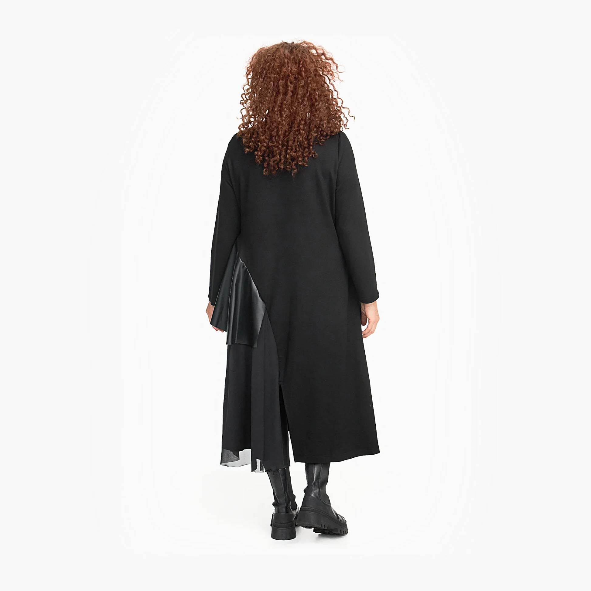  Elegantes Oversize-Kleid in klassischem Schwarz mit V-Ausschnitt und praktischen Taschen