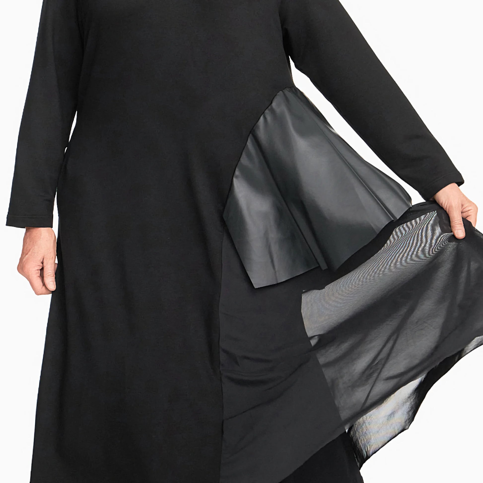  Elegantes Oversize-Kleid in klassischem Schwarz mit V-Ausschnitt und praktischen Taschen