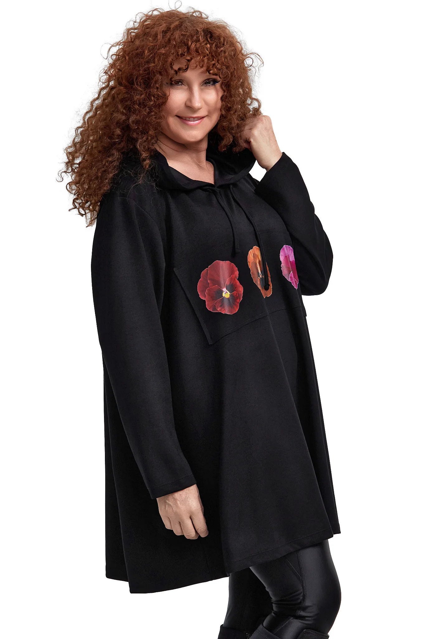  Oversize Kapuzenshirt aus hochwertiger, eleganter Viskose in Schwarz mit Blumenprints für Curvy Fashion