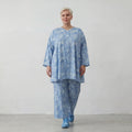 Luftig-leichte Lagenlook Hose aus feiner Baumwollpopeline mit weitem Schnitt und Batikmuster, Himmelblau