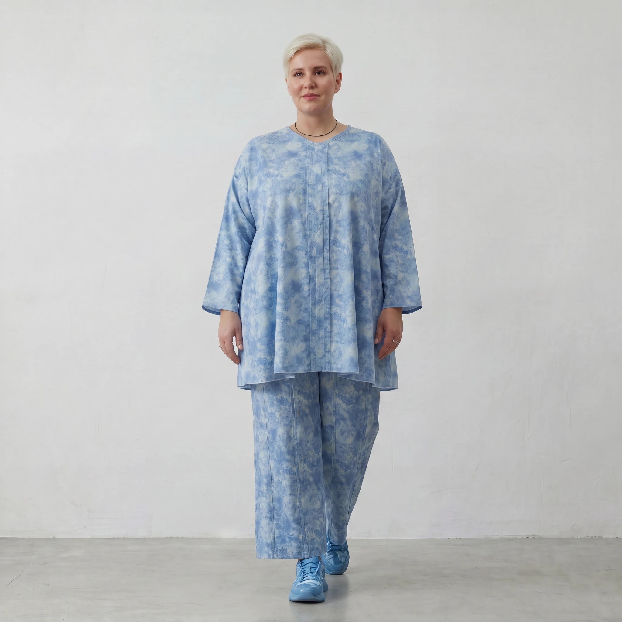 Luftig-leichte Lagenlook Hose aus feiner Baumwollpopeline mit weitem Schnitt und Batikmuster, Himmelblau