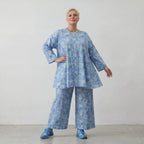 Luftig-leichte Lagenlook Hose aus feiner Baumwollpopeline mit weitem Schnitt und Batikmuster, Himmelblau