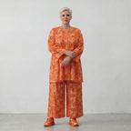 Leichtes Oversize Lagenlook Shirt aus feiner Baumwoll Popeline mit Batikmuster und Nahttaschen, Orange