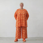 Leichtes Oversize Lagenlook Shirt aus feiner Baumwoll Popeline mit Batikmuster und Nahttaschen, Orange