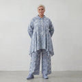 Legere Glockenform Lagenlook Bluse aus feiner, luftiger Baumwoll-Popeline mit Batikmuster, Jeansblau