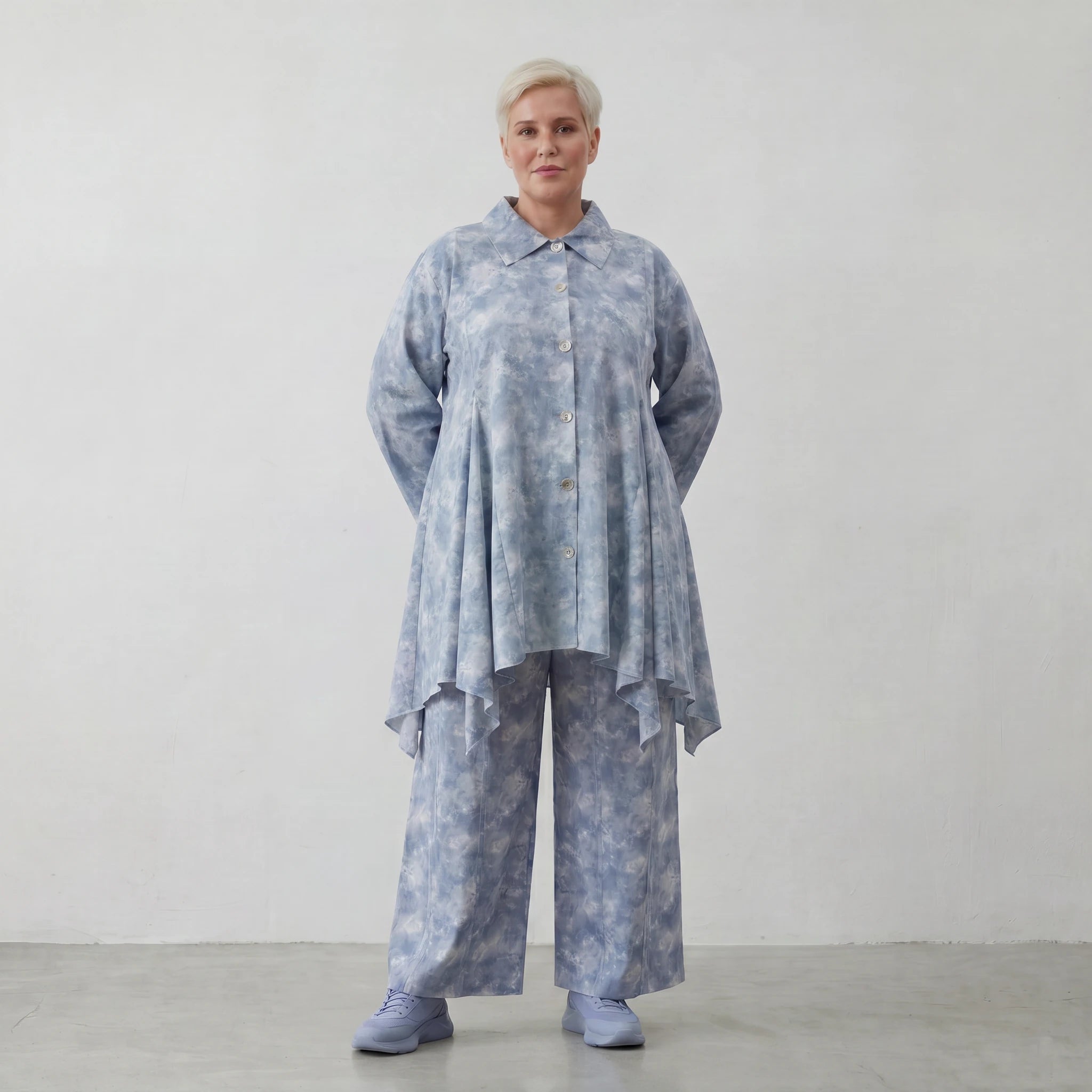 Legere Glockenform Lagenlook Bluse aus feiner, luftiger Baumwoll-Popeline mit Batikmuster, Jeansblau