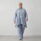 Legere Glockenform Lagenlook Bluse aus feiner, luftiger Baumwoll-Popeline mit Batikmuster, Jeansblau