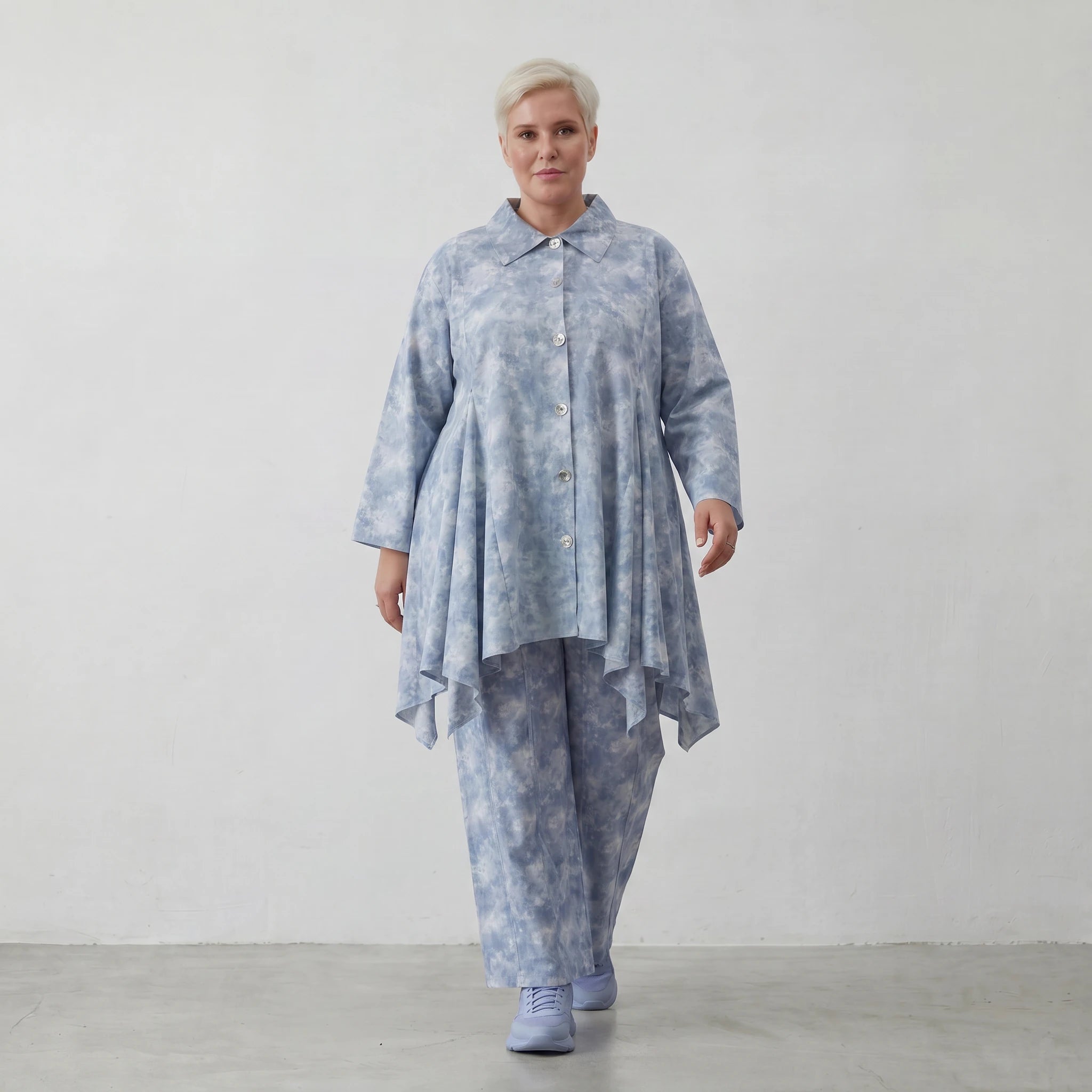 Legere Glockenform Lagenlook Bluse aus feiner, luftiger Baumwoll-Popeline mit Batikmuster, Jeansblau