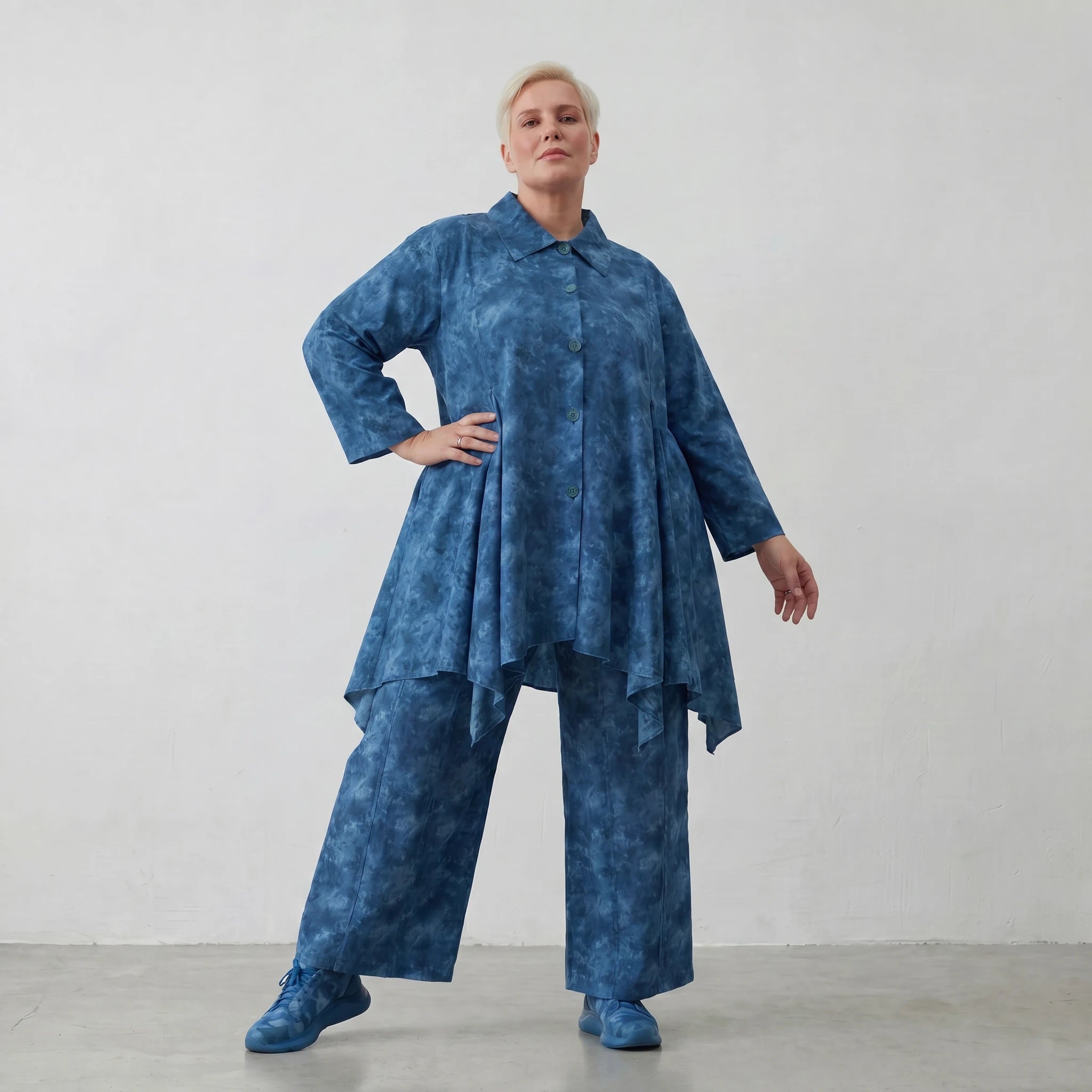 Luftige Lagenlook Bluse mit moderner Glockenform aus feiner Popeline Baumwolle, Batikmuster, Petrol