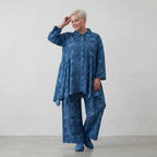 Luftige Lagenlook Bluse mit moderner Glockenform aus feiner Popeline Baumwolle, Batikmuster, Petrol