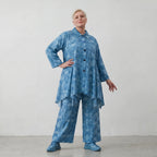 Glockenförmige Oversize Bluse aus luftiger Baumwoll-Popeline mit raffinierter Batik-Optik, Aquablau