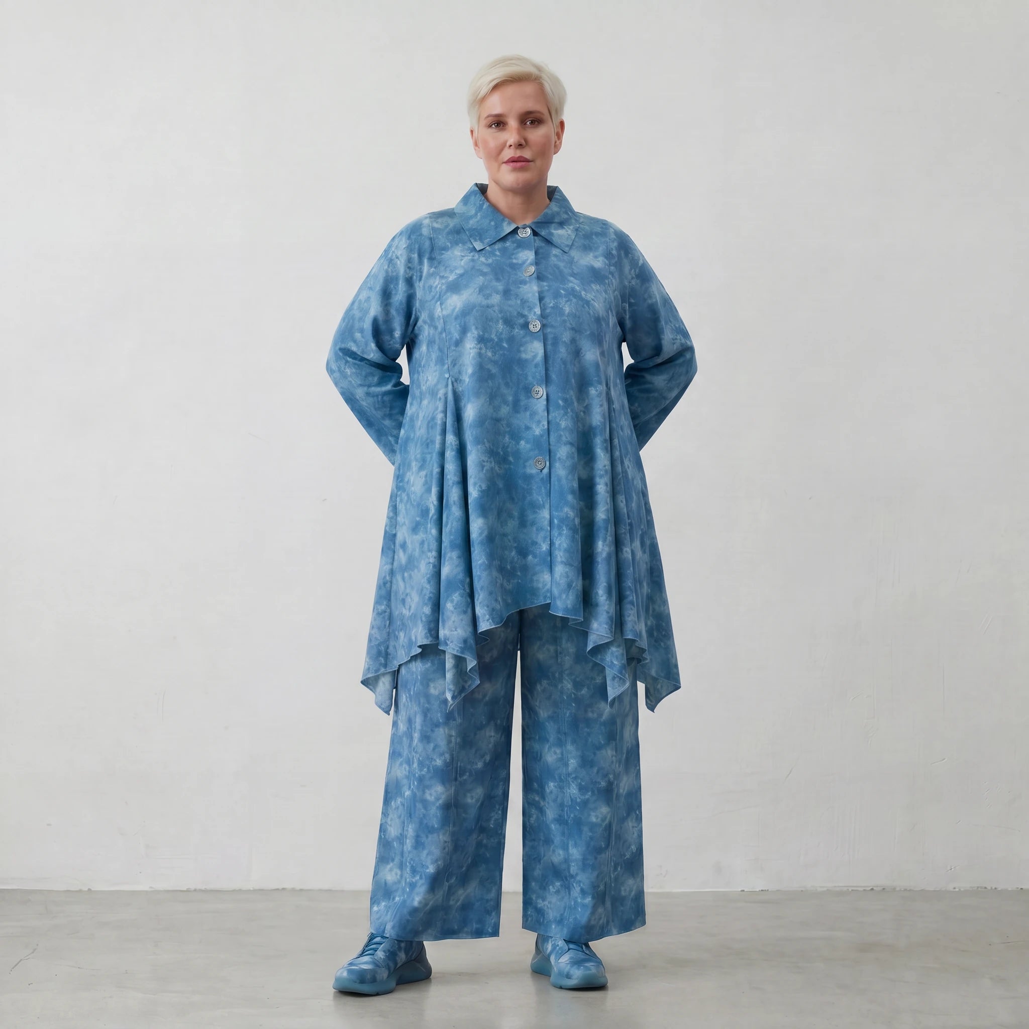 Glockenförmige Oversize Bluse aus luftiger Baumwoll-Popeline mit raffinierter Batik-Optik, Aquablau