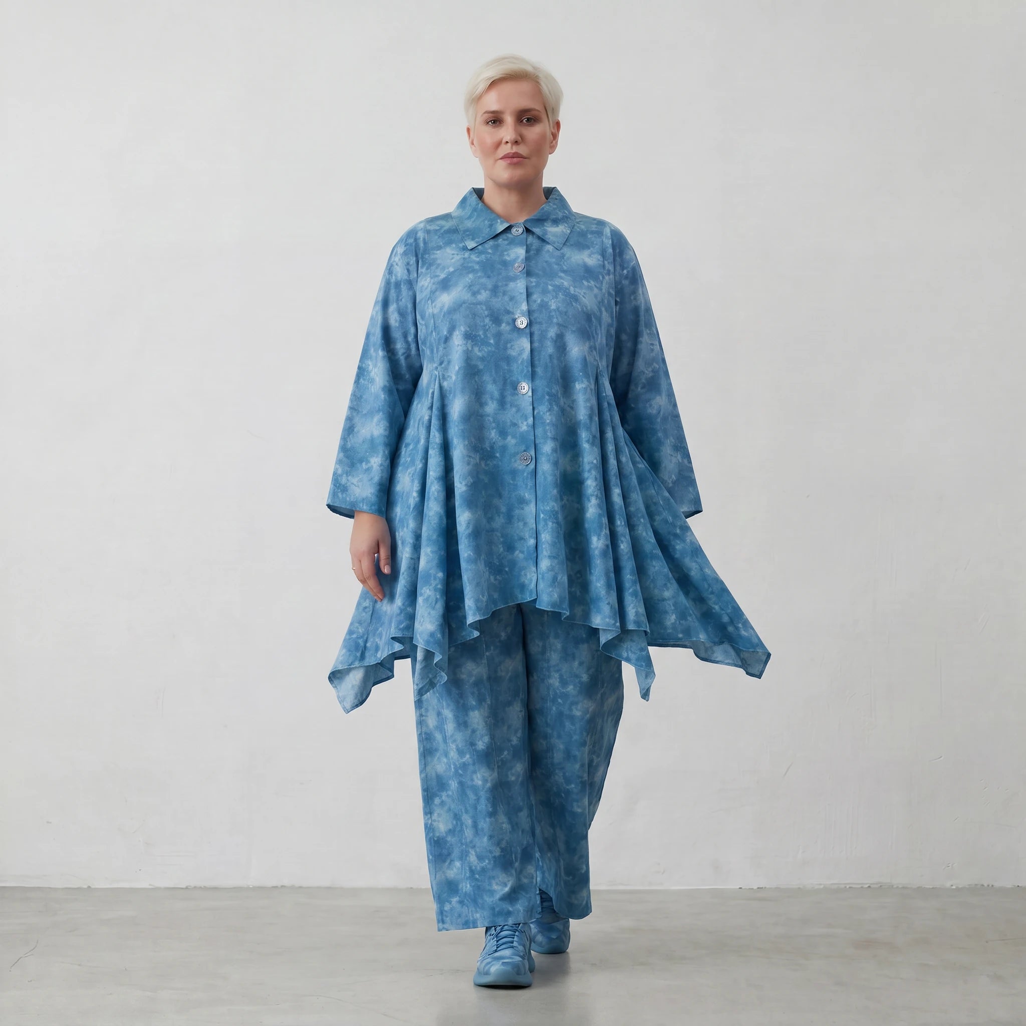 Glockenförmige Oversize Bluse aus luftiger Baumwoll-Popeline mit raffinierter Batik-Optik, Aquablau