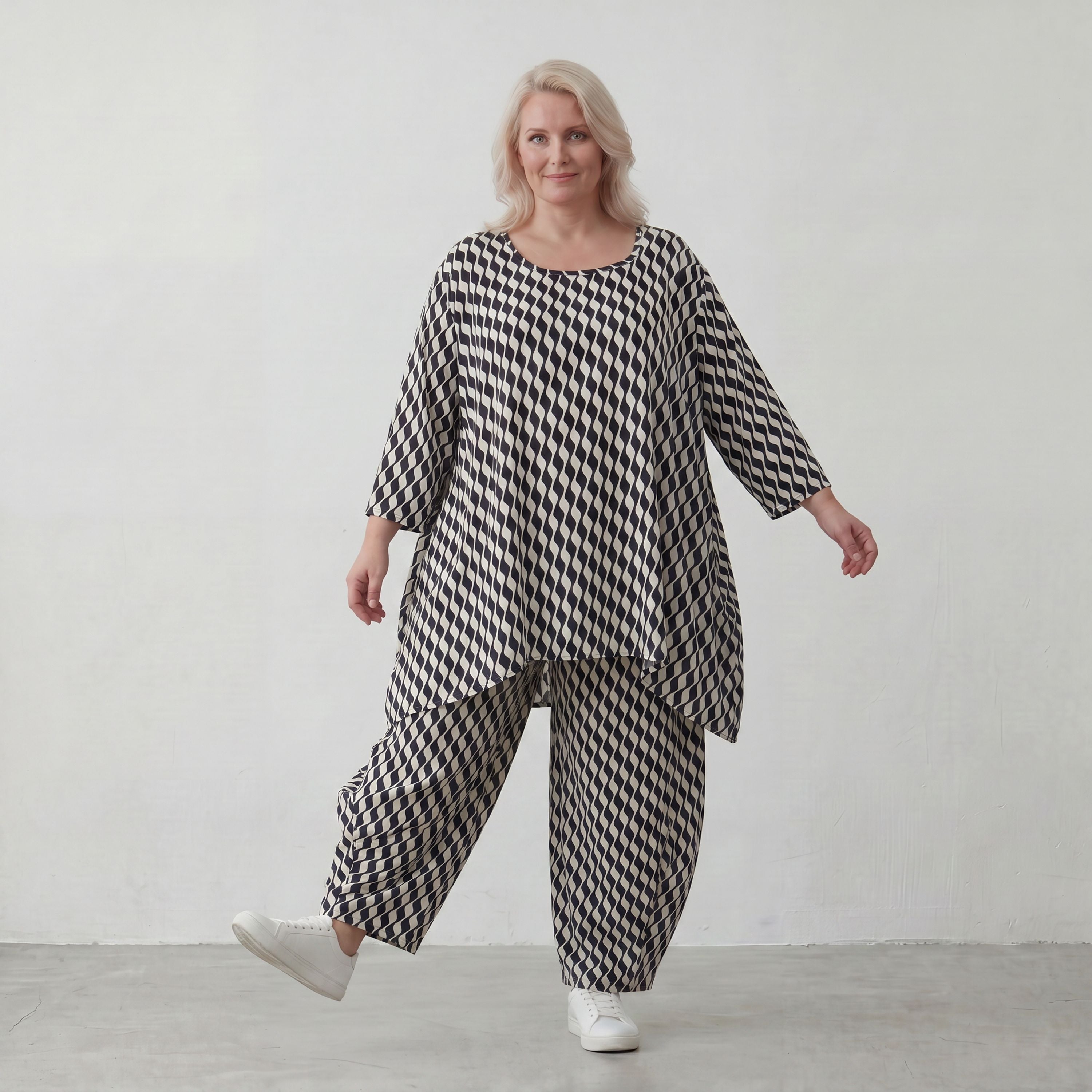 Sommershirt in Leinenoptik mit femininem Dreiviertelarm und Rundhals in Schwarz und Weiß