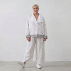 Zeitlose Oversize Streifenjacke Anthrazit Weiß im legeren Lagenlook modern ausgefallen
