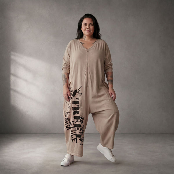 Zeitlos leger Oversize Jumpsuit in Beige aus softer Baumwolle mit V Ausschnitt Lagenlook