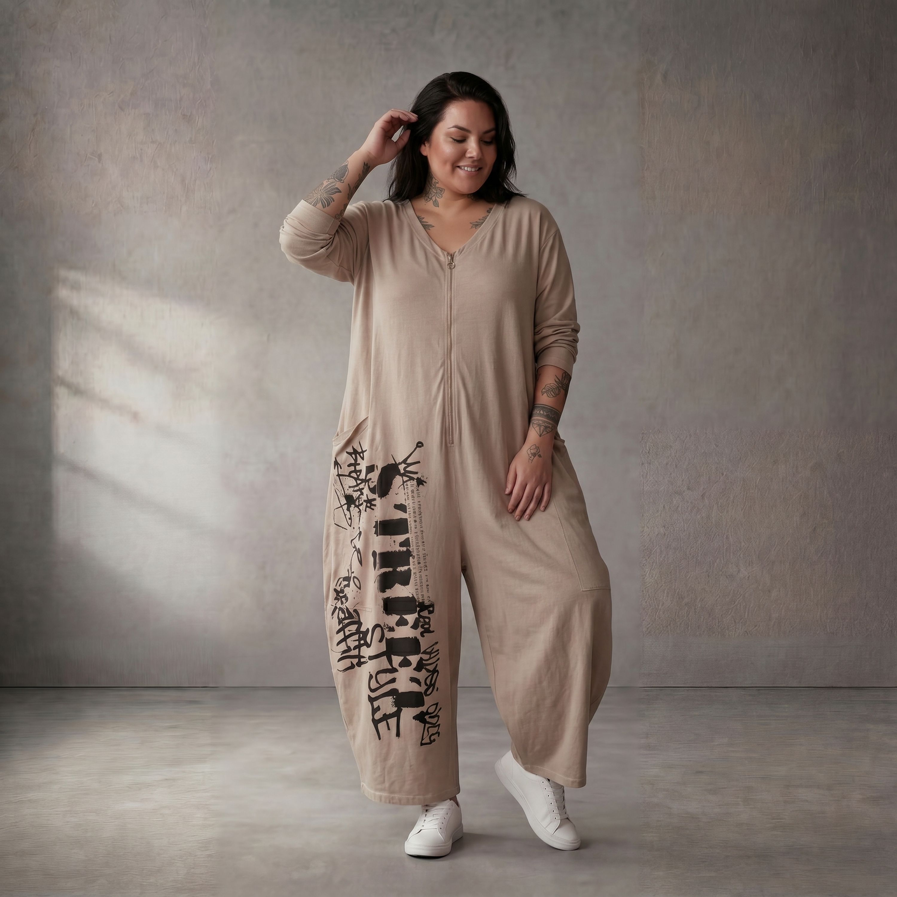 Zeitlos leger Oversize Jumpsuit in Beige aus softer Baumwolle mit V Ausschnitt Lagenlook