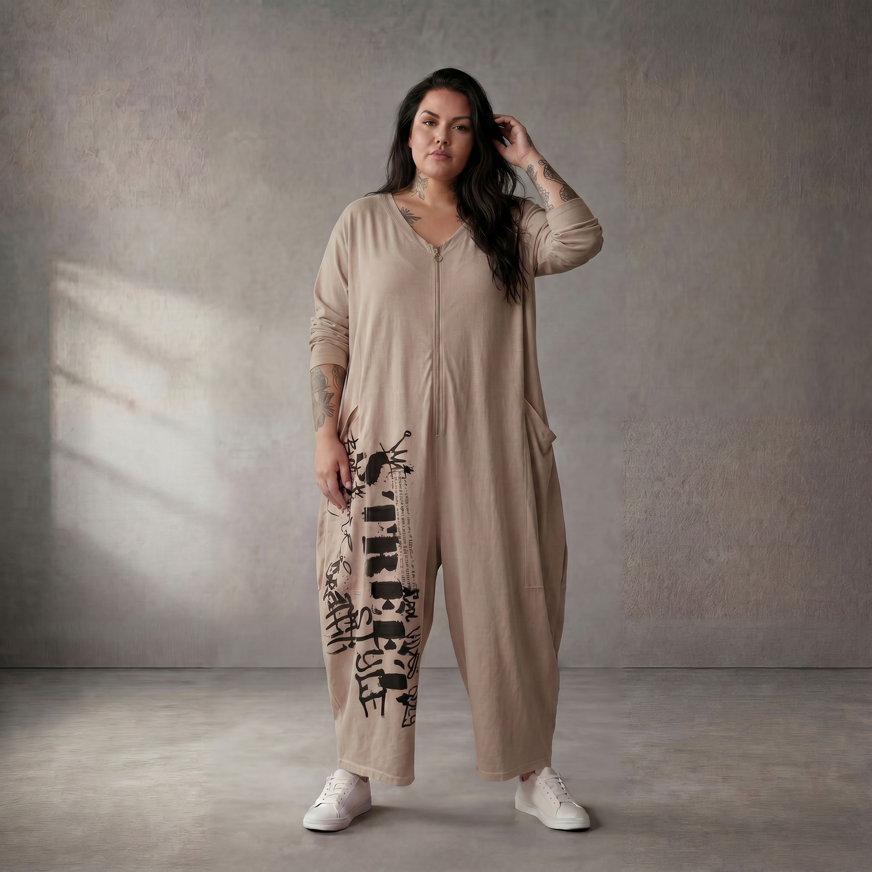 Zeitlos leger Oversize Jumpsuit in Beige aus softer Baumwolle mit V Ausschnitt Lagenlook