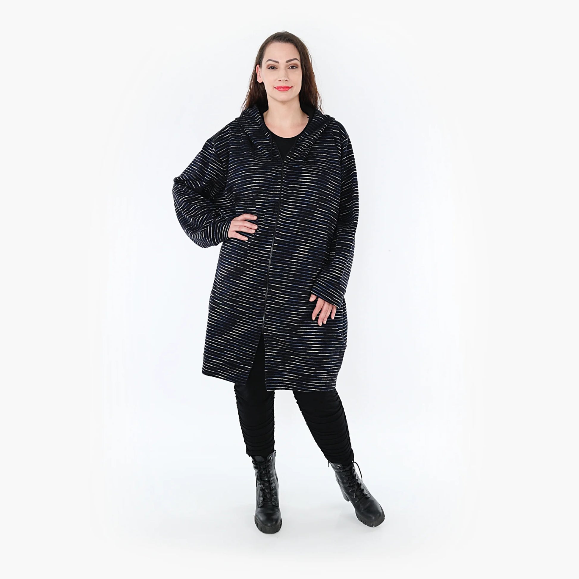  Stylische Jacke im Lagenlook aus kuscheliger Wollmischung in Schwarz-Blau-Weiß für Plus Size