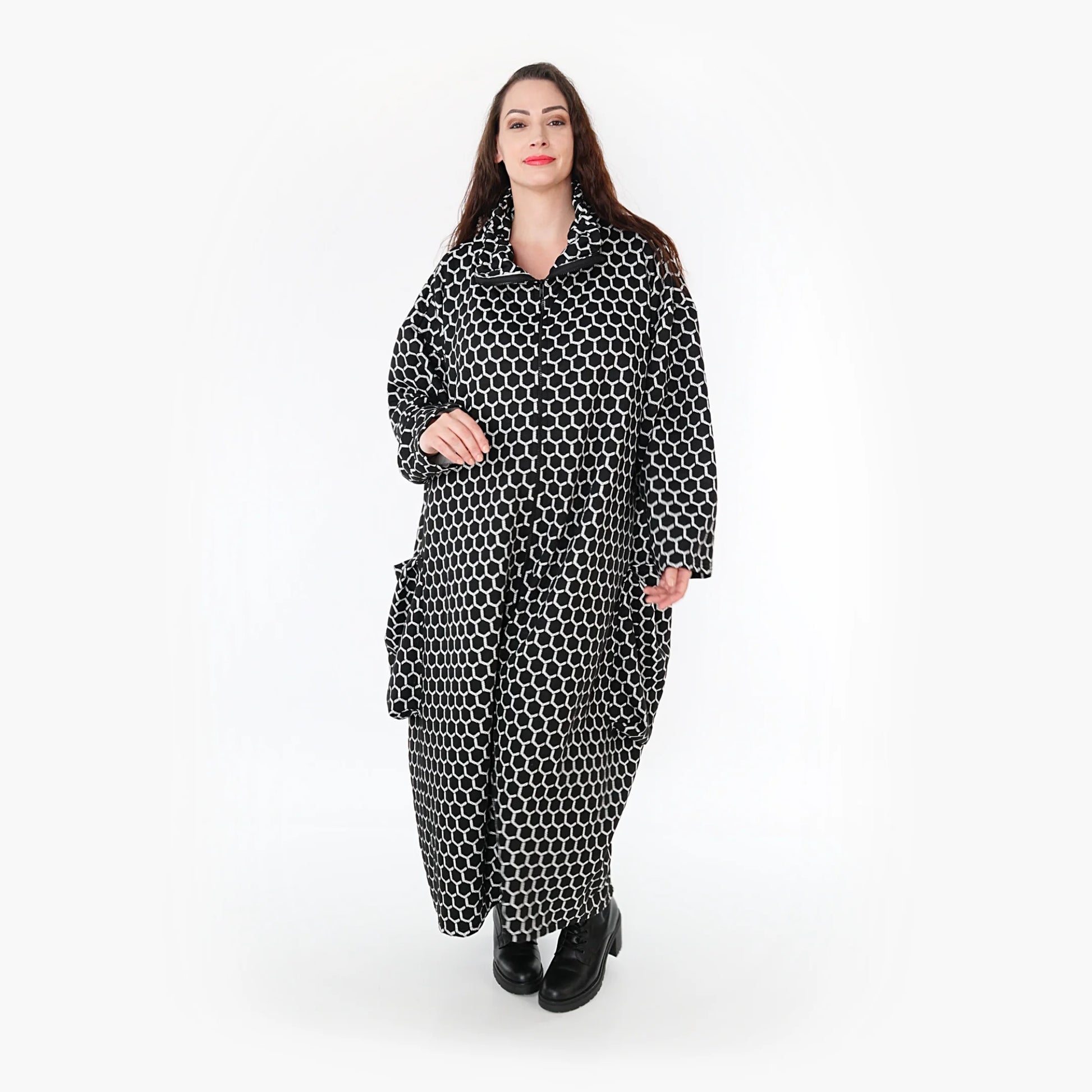  Ballonmantel in Schwarz-Weiß mit Rautenmuster, weichem Jacquard und lässigem Oversize-Schnitt