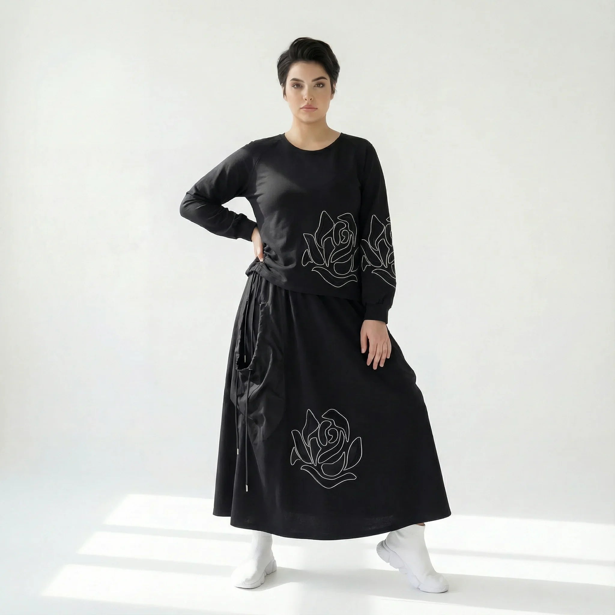 Oversize-Set mit Rosenstickerei aus French Terry von iZAR – Shirt & Rock in Schwarz bei Modeare