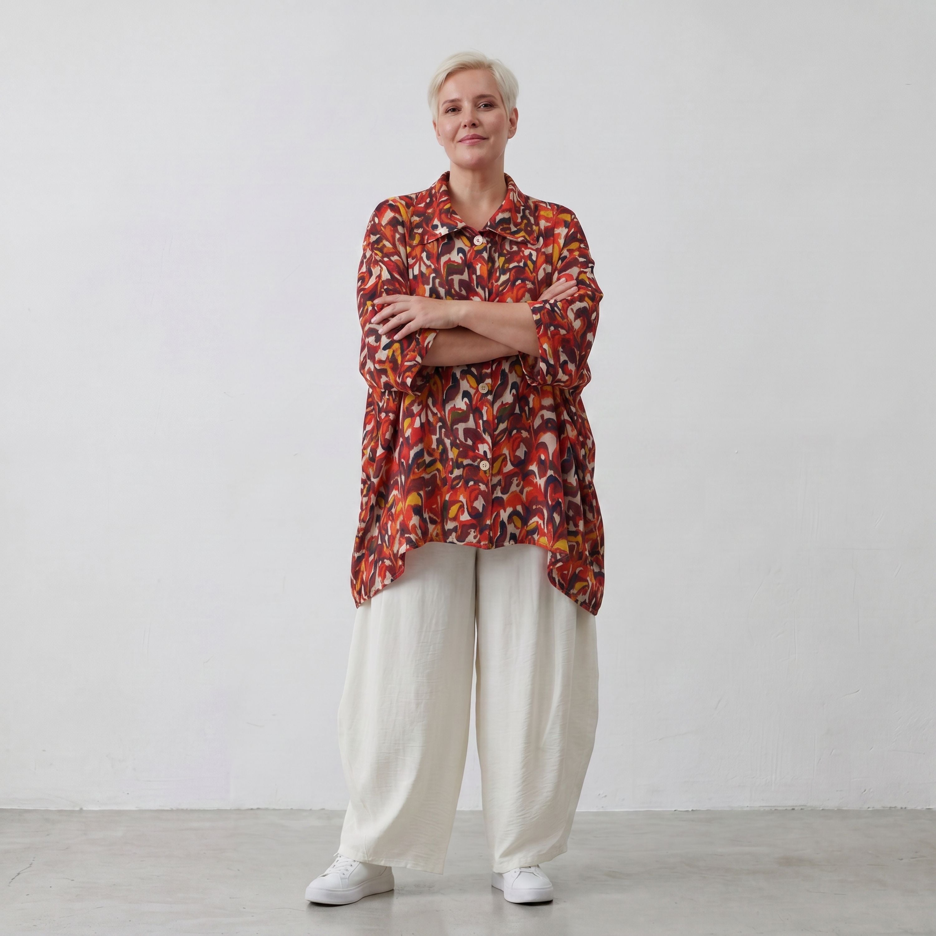 Sommerliche Popelinebluse mit Hemdkragen in Rot und Schwarz für einen eleganten Auftritt