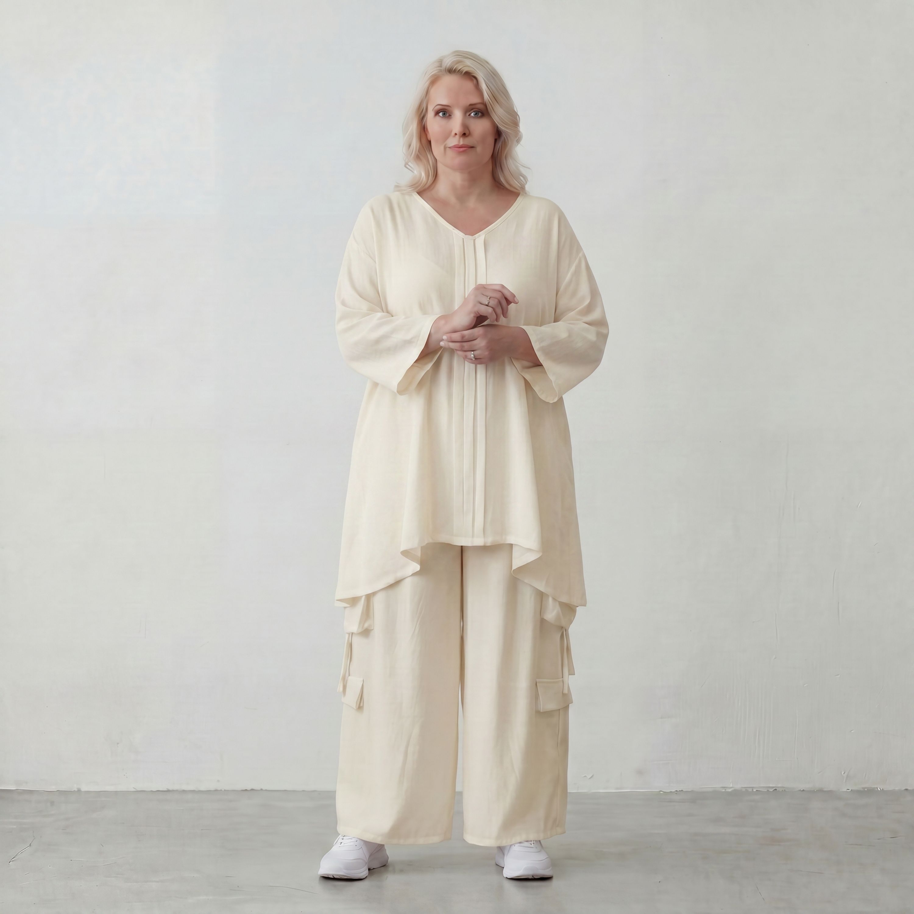 Zeitloses Creme Leinenlookshirt im legeren Oversize Lagenlook mit V Ausschnitt und A Linie