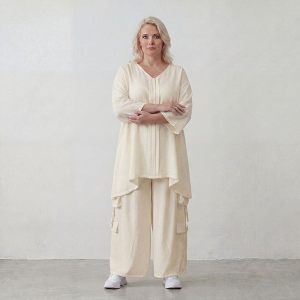 Zeitloses Creme Leinenlookshirt im legeren Oversize Lagenlook mit V Ausschnitt und A Linie