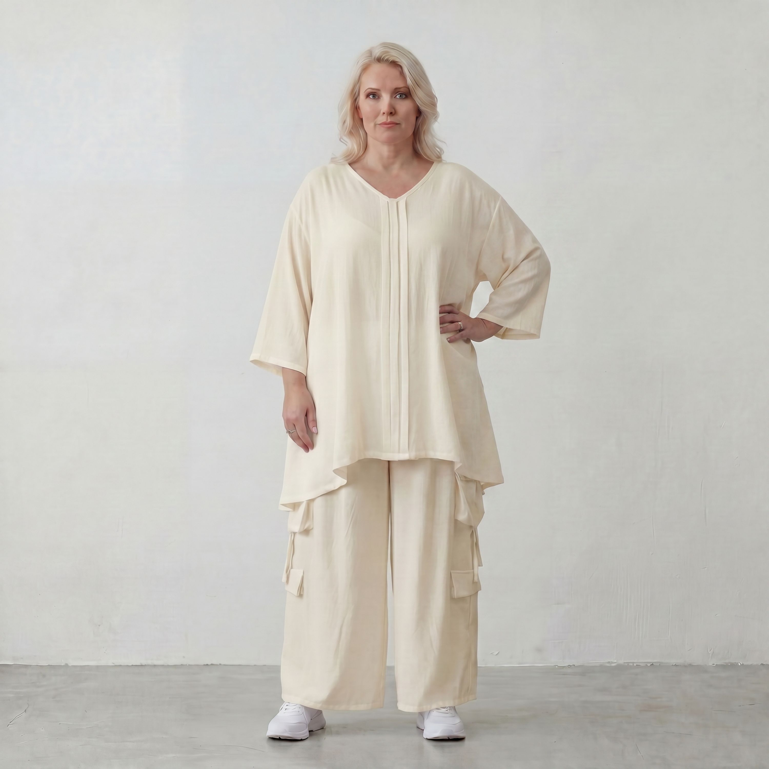 Zeitloses Creme Leinenlookshirt im legeren Oversize Lagenlook mit V Ausschnitt und A Linie