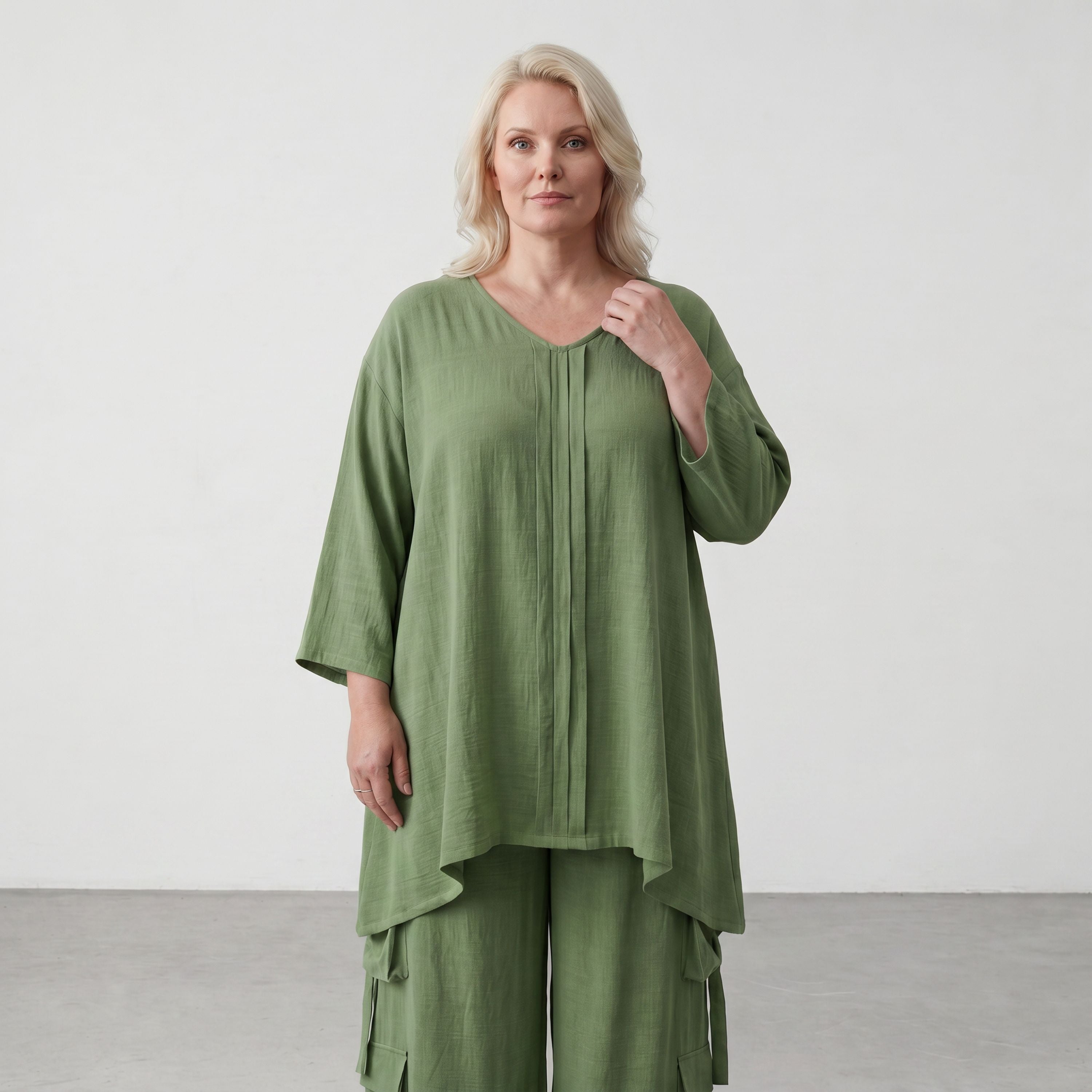 Khaki Leinenlook Shirt im legeren locker Oversize Lagenlook mit Biesen und V Ausschnitt