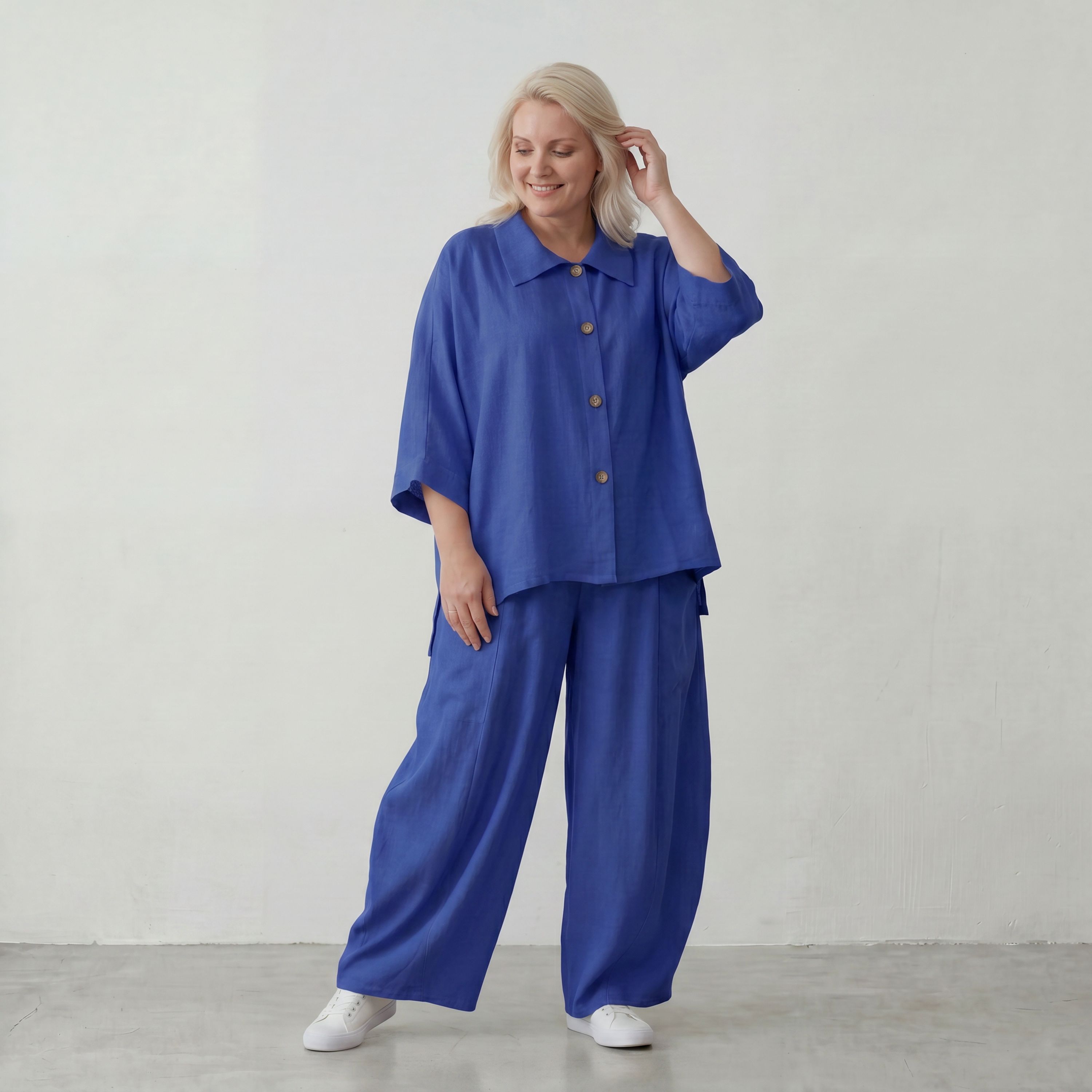 Royalblaue Oversizebluse in Leinenoptik sommerlich luftig leger zeitlos mit Hemdkragen